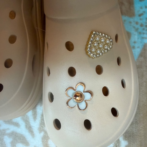 Khaki Casual Clogs with decorative charms/Jibbitz~Size 8-8.5 or 40-41~NEW - Picture 10 of 16